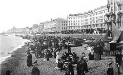 The-beach-opposite-Queens-Hotel-1908,